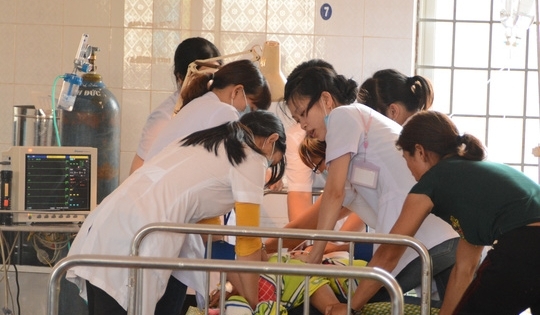 Ở nhà với người tình của mẹ, bé gái 2 tuổi tử vong bất thường