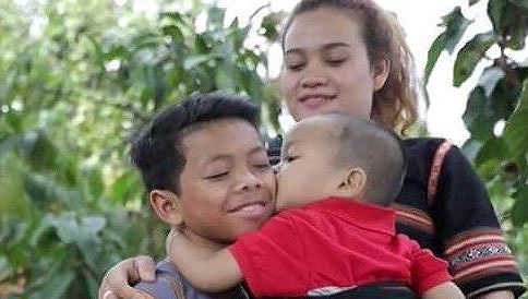 Sơn nữ YBen v&agrave; hai con nu&ocirc;i Y Song, Y Sơn