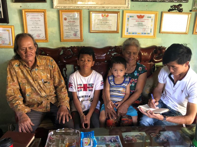 Cha mẹ của YBen c&ugrave;ng hai đứa b&eacute; trẻ m&agrave; YBen nhận về nu&ocirc;i