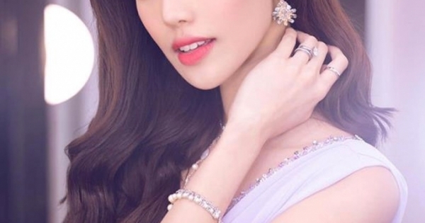 Mang bầu 6 tháng, vẫn khoe eo thon, dáng mỏng manh đẹp "hút hồn"