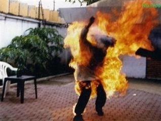 Mâu thuẫn từ chuyện con khóc, chồng đổ xăng đốt vợ trong đêm