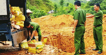 Lào Cai: Lực lượng chức năng tiêu hủy gần 5 tấn giò lợn