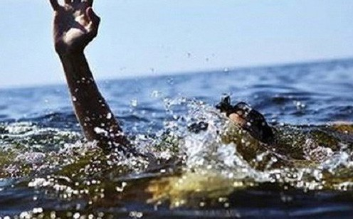 Xuống hồ nhặt dép, cháu bé đuối nước thương tâm