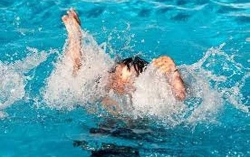 Trượt chân xuống hố rác có nước, cháu bé tử vong