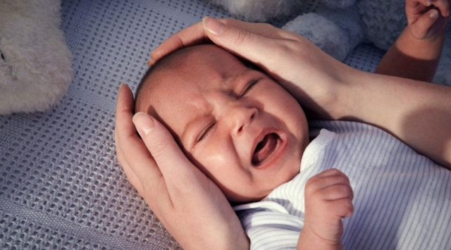 Trẻ quấy kh&oacute;c đ&ecirc;m, đổ mồ h&ocirc;i trộm do đ&acirc;u?