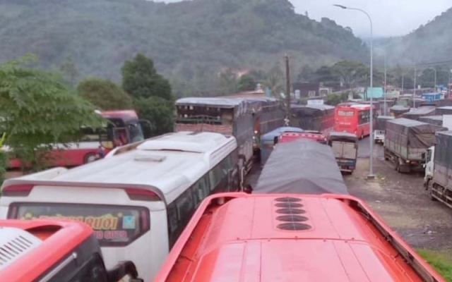 Sạt lở trên đèo Bảo Lộc, giao thông kẹt cứng nhiều giờ