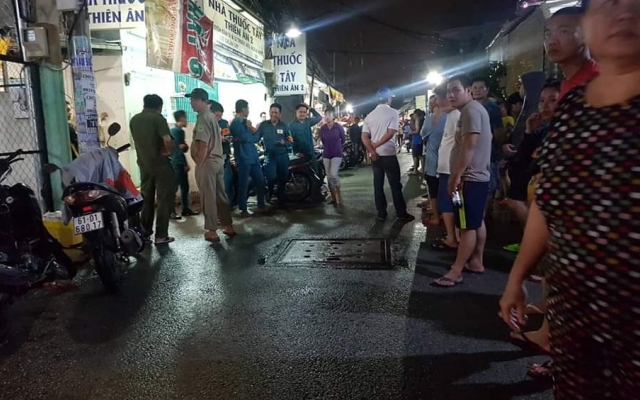 Nghi ngờ cụ bà 78 tuổi cất giữ tài sản trong người, kẻ giữ tay, kẻ dùng dao đâm