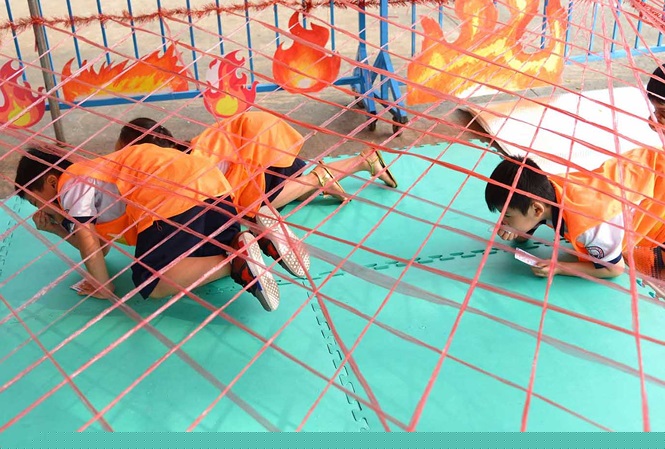 Một giờ học kỹ năng thoát hiểm khi hoả hoạn của trung tâm Ý tưởng Việt.