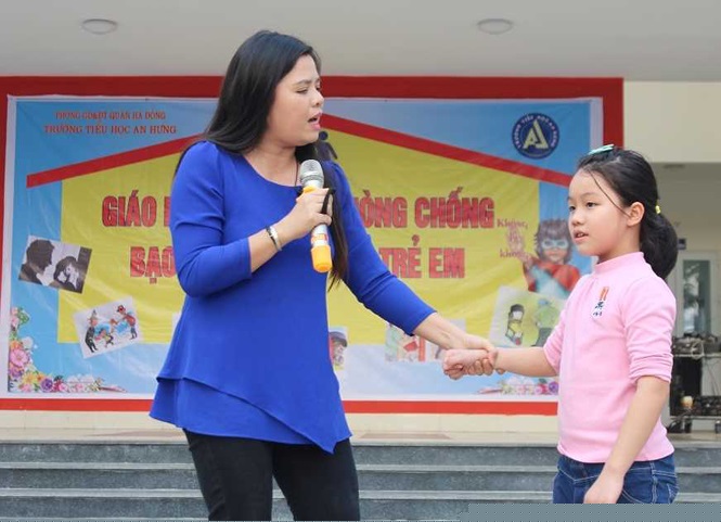 TS Vũ Thu Hương chia sẻ những kỹ năng phòng chống bạo lực và xâm hại trẻ em (tại trường Tiểu học An Hưng - Hà Nội).