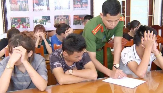 Thiếu nữ 17 tuổi tổ chức sinh nhật bằng đại tiệc ma túy