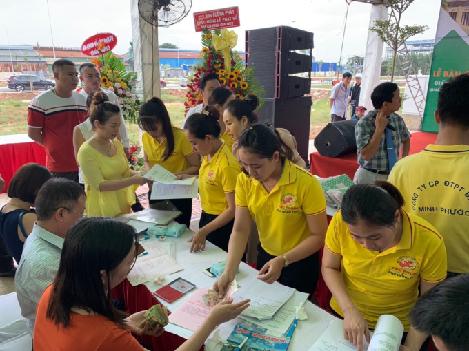 Khách hàng làm thủ tục để nhận sổ hồng tại dự án Phú Gia Huy.