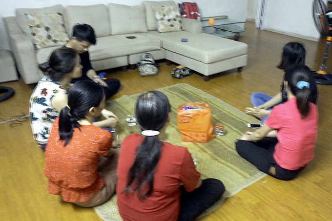 Nhiều người đến thăm hỏi cháu bé