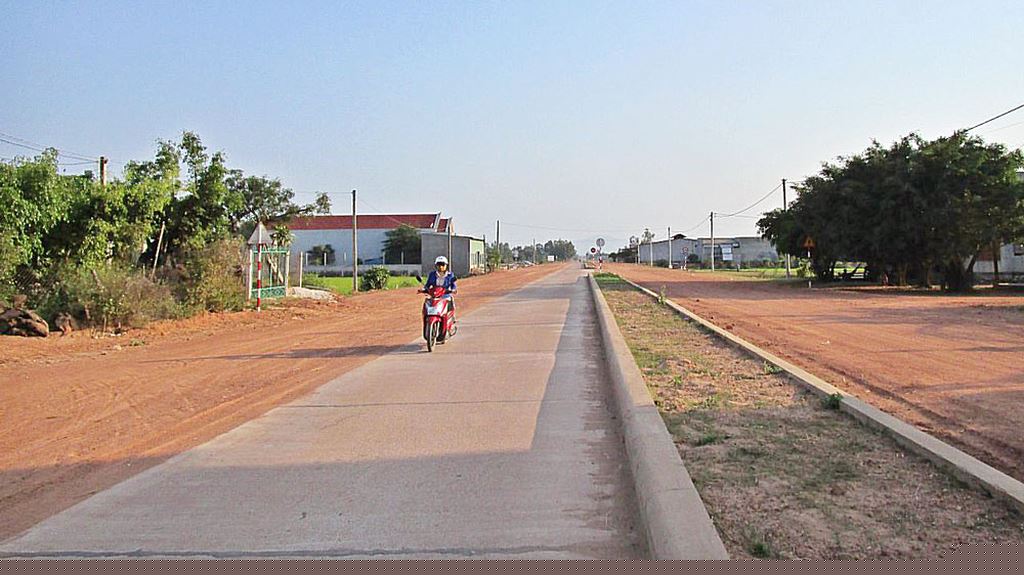 Tuyến đường bê tông xi măng vào Nhà máy May Phù Cát được khởi công khi chưa xác định và bố trí được nguồn vốn. Ảnh: TM st.