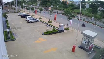 Hoảng hồn với clip xe bồn mất lái húc văng ô tô con hàng chục mét