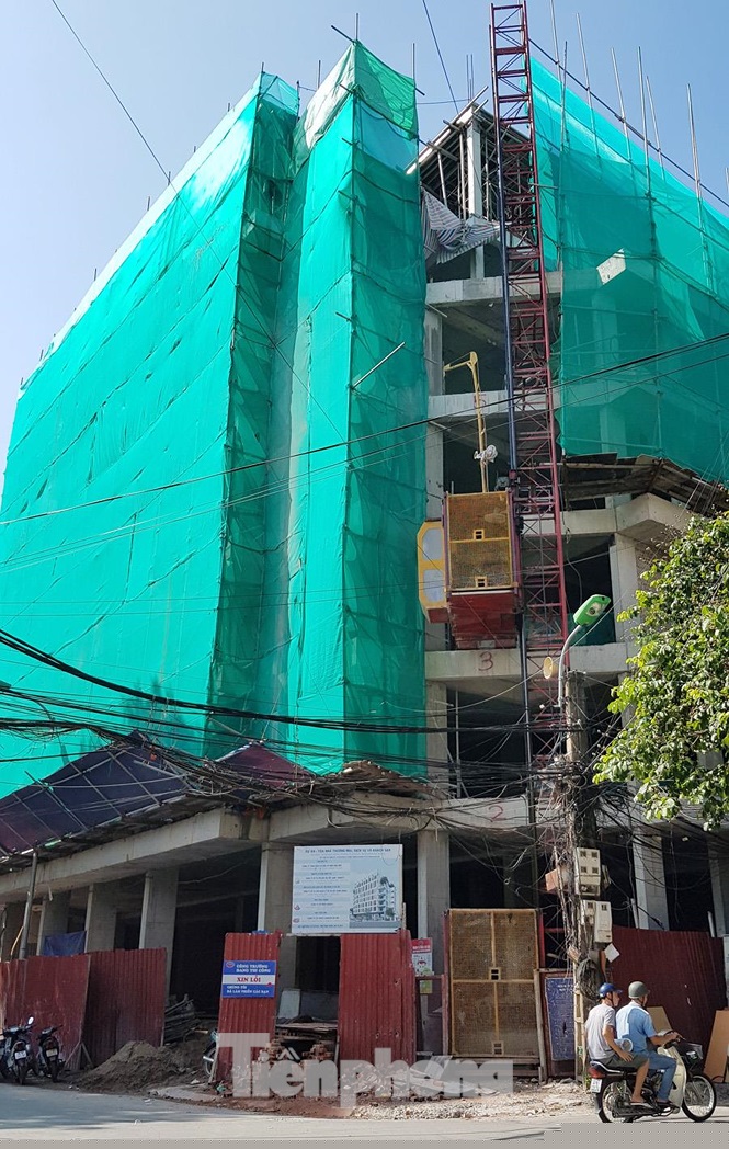 Công trình “Tòa nhà thương mại, dịch vụ và khách sạn” tại số 2 Ngõ Giếng (phường Ô Chợ Dừa, quận Đống Đa) của Công ty Ngôi nhà mới xây sai so với giấy phép xây dựng được cấp cả mật độ lẫn chiều cao từ tầng hầm đến các tầng sàn. (Ảnh: Đình Phong).