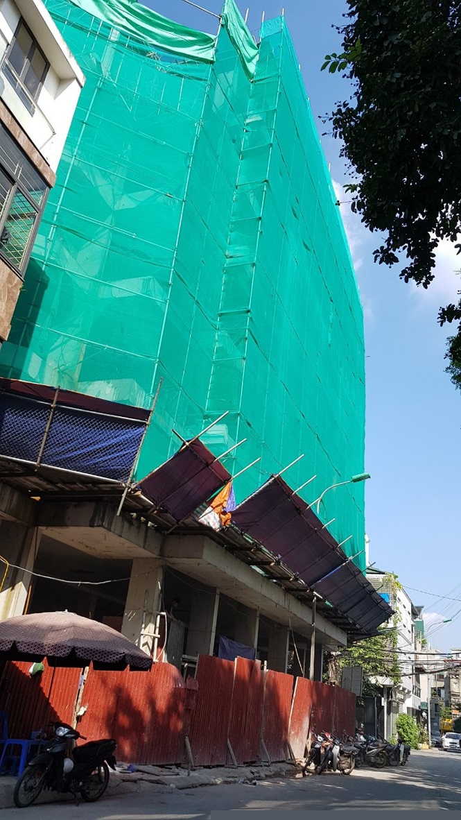 Nằm ngõ nhỏ, Tòa nhà thương mại, dịch vụ và khách sạn” tại số 2 Ngõ Giếng (phường Ô Chợ Dừa, quận Đống Đa) của Công ty Ngôi nhà mới xây sai so với giấy phép xây dựng được cấp, với quy mô chiều cao và mật độ xây dựng khác lạ với các công trình xung quanh. (Ảnh: Thiên Du).