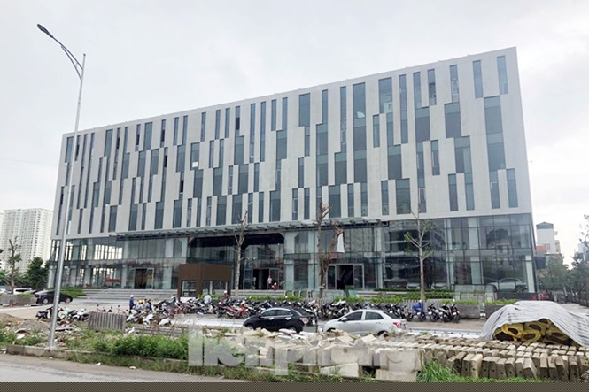 Dù công trình Trung tâm thương mại, siêu thị và trưng bày giới thiệu sản phẩm chỉ được cấp phép 5 tầng nổi nhưng Công ty TNHH CDA cho cơi nới và xây dựng sai phép thêm một tầng sàn với hàng nghìn m2. Điều đáng nói, khi phát hiện sai phạm thay vì kiên quyết xử lý vi phạm thì các cơ quan chức năng lại chụm vào, ban hành quyết định gia hạn thời gian cưỡng chế. (Ảnh: Đình Phong). 