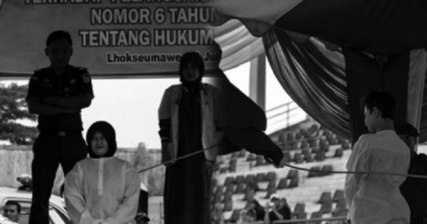 Đòn trừng phạt trăm roi cho những cặp đôi “ăn cơm trước kẻng”