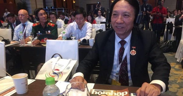 Nhà báo làm sinh nhật 