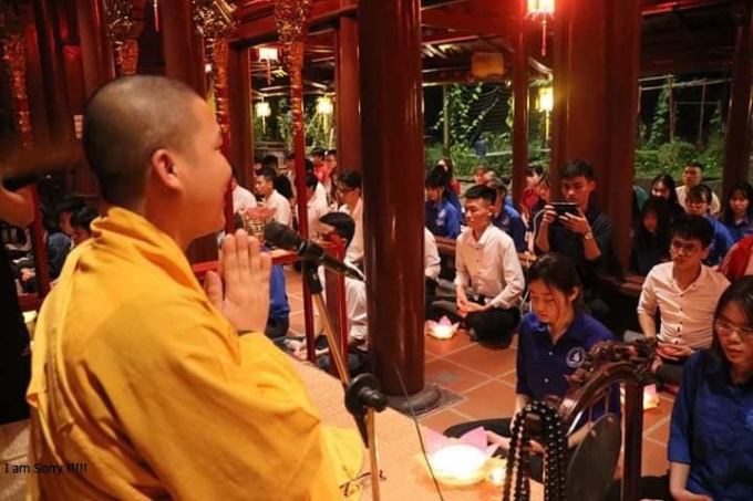 Dù chưa học xong trường lớp về Phật giáo, nhưng Thích Đạo Huấn vẫn mở khóa tu, rao giảng Phật pháp, tụ tập nhiều sinh viên trong chùa.