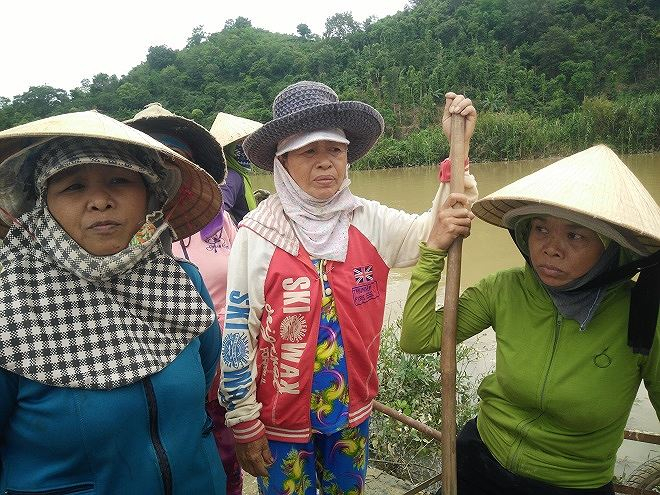 Vẻ mặt âu lo của những nông dân.