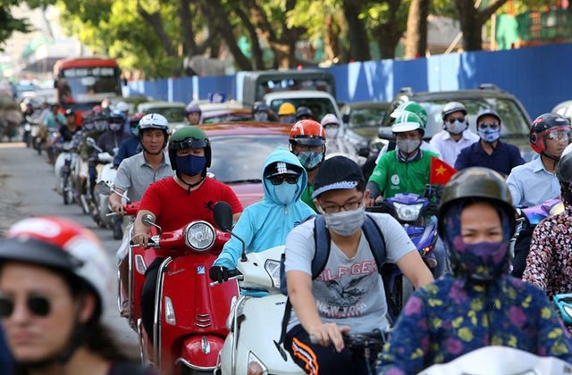 Chật vật qua những công trường đường trên cao ở Hà Nội