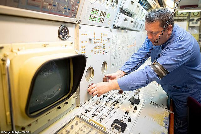 Tính đến nay, tàu Dmitriy Donskoi đã có gần 37 năm trong biên chế hải quân Nga.