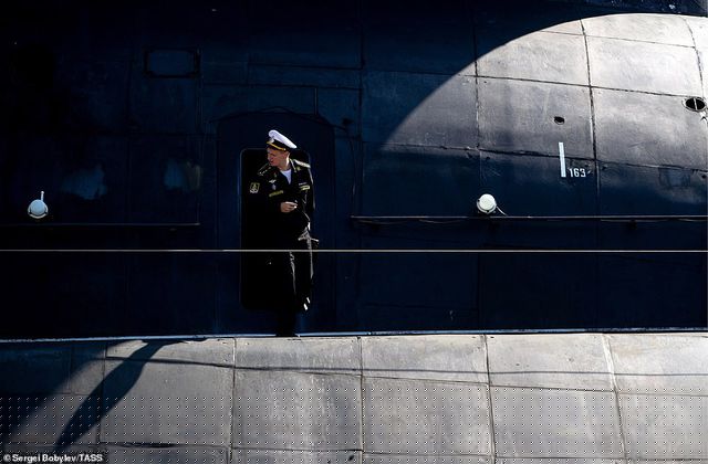 Một thủy thủ đứng trên boong tàu. 