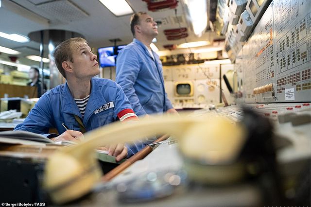 Các quân nhân chăm chú theo dõi chỉ số. 