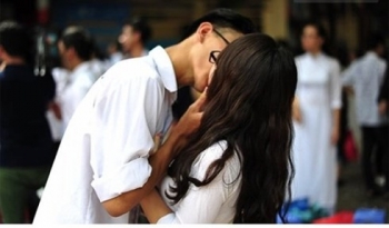 VIDEO - Hú hí giữa quán cafe, nam sinh ăn tát sấp mặt vì tội YÊU SỚM