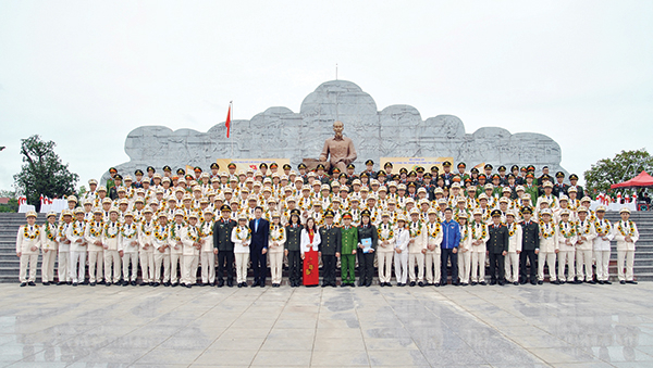 Ðoàn đại biểu gồm các đoàn viên, thanh niên Công an tiêu biểu, xuất sắc báo công dâng Bác tại Khu lưu niệm Sáu điều Bác Hồ dạy CAND (tháng 4-2019).