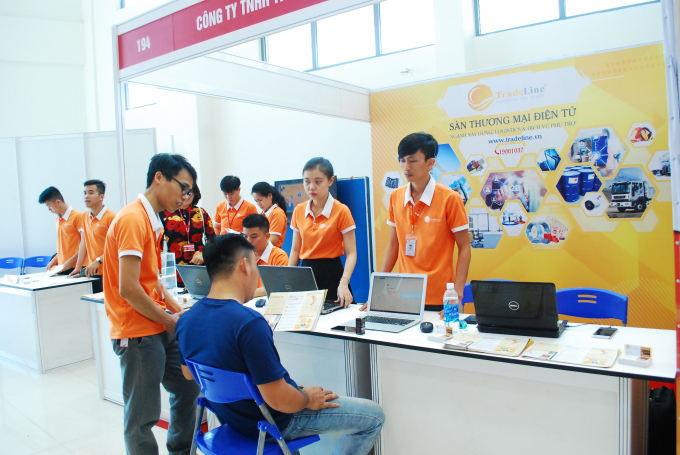 Khách hàng tham khảo thông tin tại Sàn thương mại điện tử Tradeline phục vụ riêng cho ngành xây dựng, trang trí nội thật