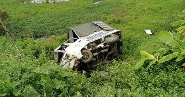 Nam Định: Xe tải "bẹp dúm, nằm phơi bụng" sau va chạm với tàu hỏa