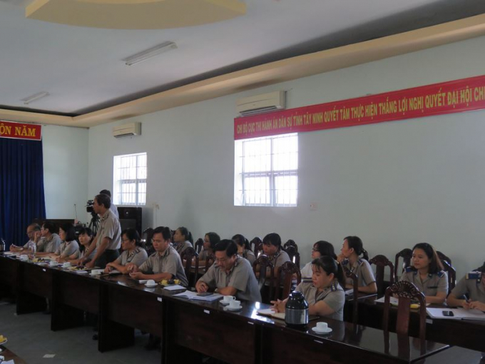 Đại diện c&aacute;c Chi cục THADS tr&igrave;nh b&agrave;y những kh&oacute; khăn, vướng mắc trong qu&aacute; tr&igrave;nh thi h&agrave;nh &aacute;n