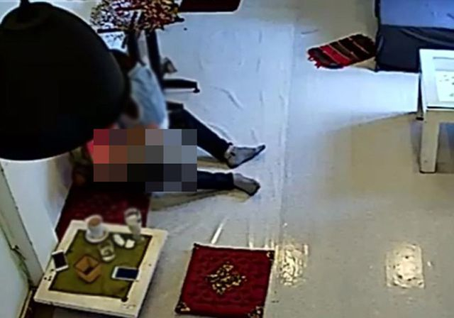 Cặp đôi thản nhiên chốt chặt cửa rồi