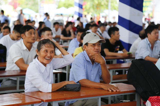 Niềm vui của phụ huynh trong ngày con vào đại học tại trường ĐH Công nghiệp Hà Nội.