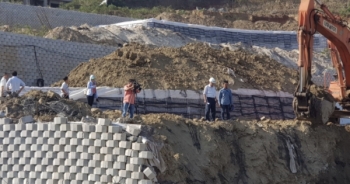 Vụ bức tường “khủng” đe doạ nhà dân: Tiến độ tháo dỡ đạt khoảng 70%