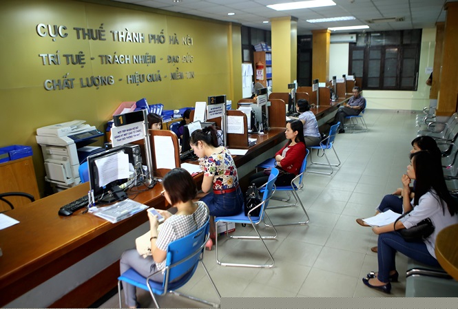 Doanh nghiệp nợ thuế, nguy cơ nhà nước mất trắng lên con số hàng chục nghìn tỷ đồng. (Trong ảnh: Người dân và doanh nghiệp đóng thuế tại Cục Thuế TP Hà Nội) Ảnh: Ngọc Châu