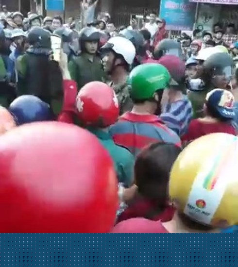 H&agrave;ng trăm người d&acirc;n v&acirc;y hiện trường vụ tai nạn.  