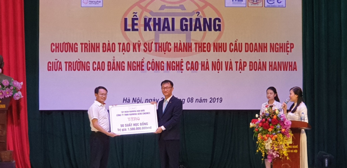 Hiệu trưởng Phạm Xu&acirc;n Kh&aacute;nh(tr&aacute;i) nhận suất học bổng cho sinh vi&ecirc;n HHT từ Tổng Gi&aacute;m đốc Tập đo&agrave;n Hanwha Aero Engines - &Ocirc;ng Kim Kyeong Won.