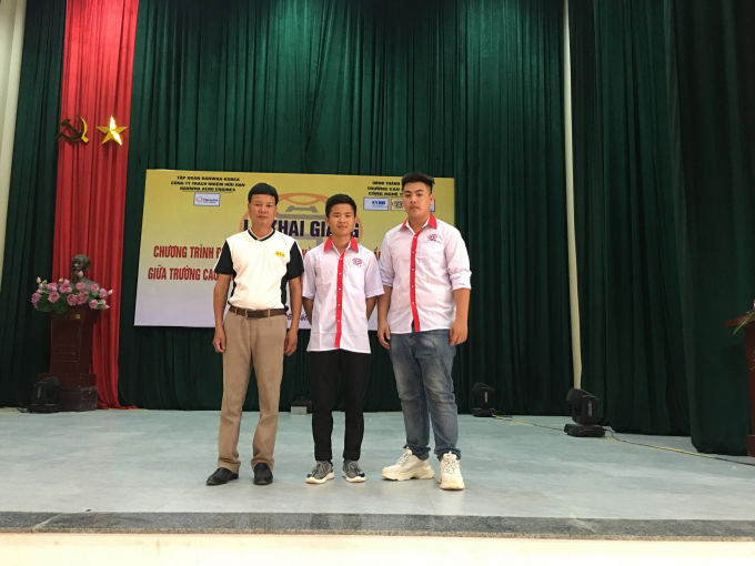 Anh Trần Duy Mi&ecirc;n- phụ huynh đưa con trai tới HHT khai giảng, nhập học v&agrave; c&aacute;c t&acirc;n sinh vi&ecirc;n.