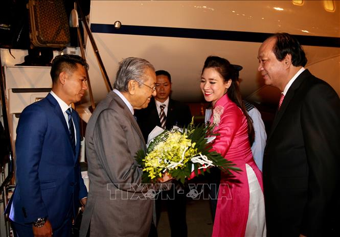 vna_potal_thu_tuong_malaysia_mahathir_mohamad_den_ha_noi_bat_dau_tham_chinh_thuc_viet_nam_072908152_stand-08_53_35_908