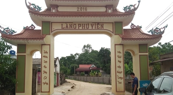 Triệu tập 11 đối tượng điều tra vụ côn đồ đập phá cổng làng