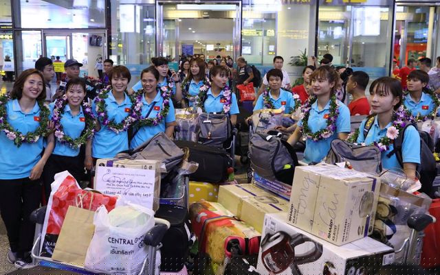 Các tuyển thủ Việt Nam không nhận được sự chào đón nồng nhiệt khi về nước như các đồng nghiệp nam