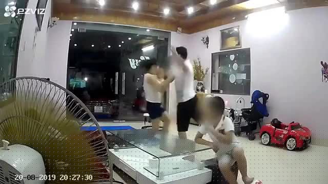 Người đàn ông đánh vợ ngay trước mặt các con mình gây bức xúc dư luận ở Bắc Kạn