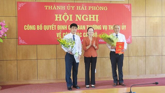 Trưởng đoàn Đại biểu Quốc hội Hải Phòng Nguyễn Thị Nghĩa tặng hoa chúc mừng