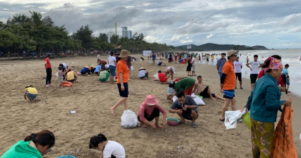 Kỳ lạ: Hải sản ồ ạt “đổ bộ” vào bãi biển, dân hồ hởi đi “hái lộc”