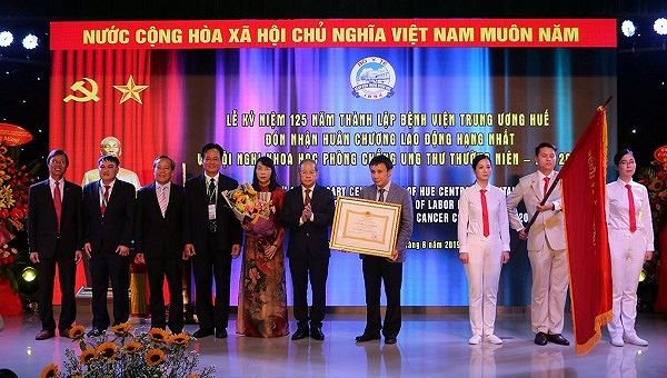 Bệnh viện Trung ương Huế đón nhận Huân chương Lao động Hạng Nhất