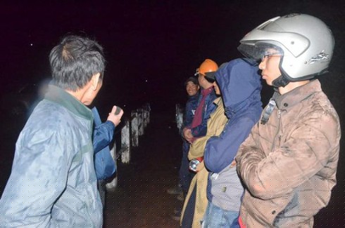 Lực lượng chức năng túc trực tại hồ thủy lợi thôn 2, xã Trường Xuân thâu đêm phòng đập bị vỡ.