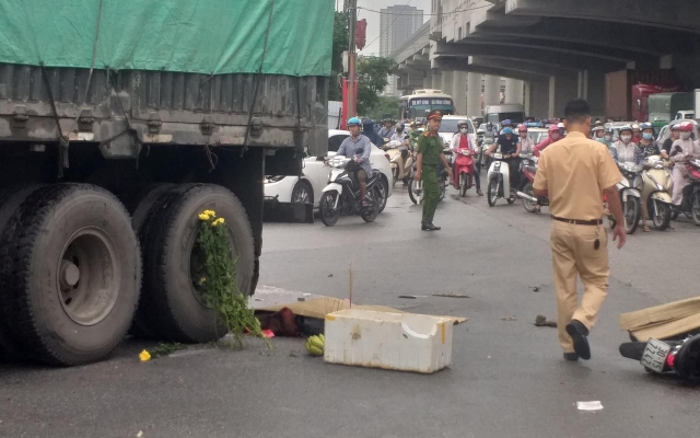 Hà Nội: Cận ngày Quốc khánh, nữ sinh bị xe đầu kéo